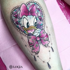 Tatuaje Daisy en el brazo Hannah Mai